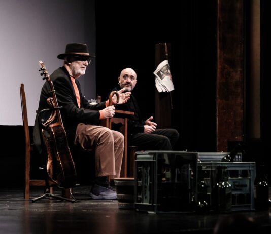 Éxito en su estreno de Inteligencia Artificial (AY) en el Teatro Filarmónica de Oviedo, de Jerónimo Granda y Maxi Rodríguez.