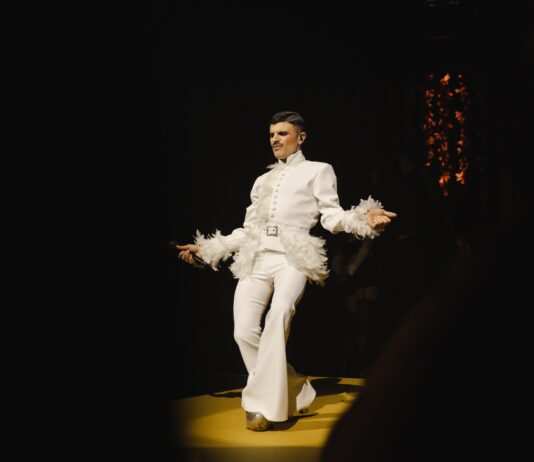 Rodrigo Cuevas deslumbra Avilés con el estreno de ‘La Belleza’