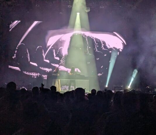 A falta de eclipse en la mayoría del territorio astur, tuvimos la suerte de programar anoche a Amatria DJ y a ELYELLA en el escenario de Poniente de la Semana Grande de Xixón